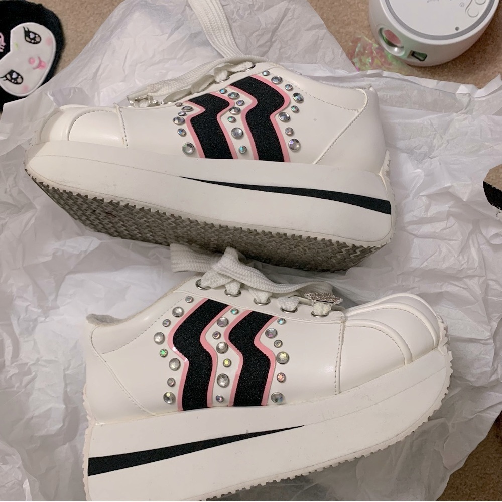 FOREVER DIAMONDZ PLATFORM SNEAKERS

Dollskill x Bratz US7